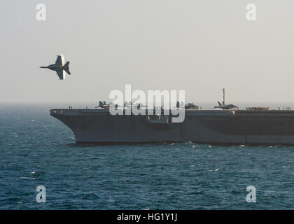 Golf von OMAN (17. März 2014) CMdR Jeremy Andrew, ausgehende Kommandierender Offizier der "Schwertkämpfer" des Strike Fighter Squadron (VFA) 32, fliegt über den Flugzeugträger USS Harry S. Truman (CVN-75) in einer Super Hornet F/A18F während einer Antenne Änderung der Befehl Zeremonie. Andrew war während der Zeremonie von CMdR Peter Hagge erleichtert. Truman, Flaggschiff der Harry S. Truman Carrier Strike Group, wird in den USA bereitgestellt 5. Flotte Aufgabengebiet Gefahrenabwehr Operationen durchführen, unterstützen Theater Sicherheitsbemühungen Zusammenarbeit und Unterstützung der Operation Enduring Freedom. (US-Navy Stockfoto