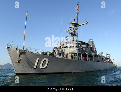 141023-N-UH865-208 Gewässer südlich der koreanischen Halbinsel (23. Oktober 2014) der Avenger-Klasse Mine Gegenmaßnahme Schiff USS Krieger (MCM 10) Übung klaren Horizont 2014 beteiligt sich der Küste der koreanischen Halbinsel. Klarer Horizont ist eine jährliche bilaterale Übung zwischen den USA und Südkorea marinen zur Verbesserung der Zusammenarbeit und Verbesserung der Fähigkeiten in meinem Gegenmaßnahme Operationen. (Foto: U.S. Navy Mass Communication Specialist 1. Klasse Frank L. Andrews/freigegeben) USS Krieger (MCM-10) aus Korea im Oktober 2014 Stockfoto