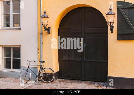 Bild der alte Holztor mit Fahrrad vor. Kopenhagen, Dänemark. Stockfoto