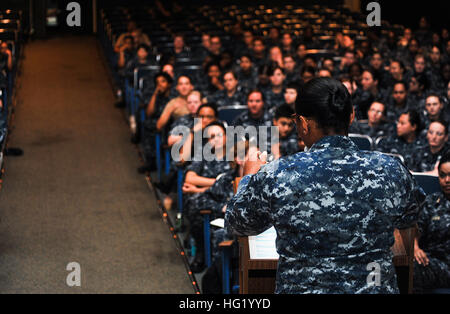 Operations Specialist 2. Klasse Dominique Browder, zugewiesen Flugzeugträger der Nimitz-Klasse USS Abraham Lincoln (CVN72), spricht mit Kollegen Lincoln Matrosen auf dem Women@Sea Symposium in Norfolk, Juni 12. Lincoln ist derzeit eine Betankung und komplexen Überholung bei Newport News Shipbuilding, ein Geschäftsbereich von Huntington Ingalls Industries. (Foto: U.S. Navy Masse Kommunikation Spezialist Seemann Rob Ferrone/freigegeben) Women@Sea Symposium 140612-N-MG976-040 Stockfoto