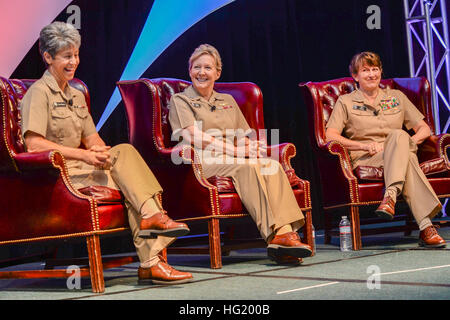 Vize-Admiral Nanette M. DeRenzi, Judge Advocate General der Marine, links, Vice Admiral Robin R. Braun, Chef der Marine Reserve, Zentrum und Vice Admiral Jan E. Tighe, Commander US Flotte Cyber Command, halten eine Fragerunde für Segler bei den Sea Service Leadership Association 27. jährlichen gemeinsamen Frauen Leadership Symposium. Das diesjährige Thema "Warum servieren Sie?" angebotenen Möglichkeiten für persönliche und berufliche Entwicklung mit Fokus auf die Themen der Aufbewahrung, berufliche Weiterentwicklung und Gründe, warum Frauen im Militär dienen weiterhin. (U.S. Navy Photo by Mass Communicati Stockfoto