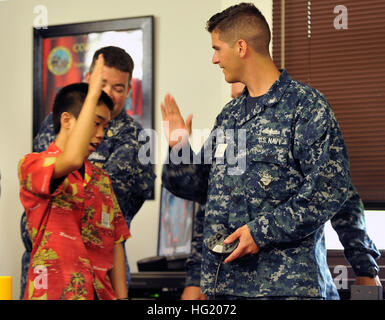 Yoshio Yoshizumi Waialua Abiturient und ein Elektroniker / 3. Klasse Joel Reed von der USS Cape St. George (CG-71)-High-Five nach einem Robotik-Wettbewerb die Matrosen Pilotierung Roboter gebaut von den Schülern aufgenommen. Der Wettbewerb, gesponsert von der US-Pazifikflotte und das Office of Naval Research, gibt den Schülern eine Chance zu lernen, der Marine und baut Kompetenz in Wissenschaft, Technologie, Technik und Mathematik (STEM) Fähigkeiten. Die weltweit größte internationale maritime Übung, Rand des Pazifik (RIMPAC) Übung 2014 bietet eine einzigartige Trainingsmöglichkeit, die hilft Stockfoto