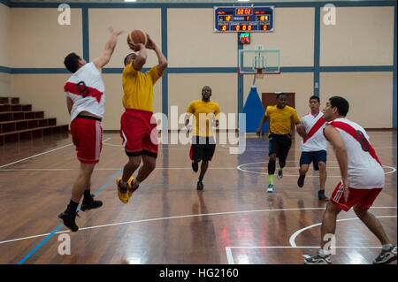 Luftfahrt Ordnanceman Flieger Recruit Christopher Buchanan, zugeordnet zu künftigen amphibischer Angriff Schiff USS America (LHA-6), führt einen Torwurf aus bei einem freundlichen Basketball-Spiel mit peruanischen Seglern in Callao, Peru. Amerika reist derzeit durch die USA Southern Command und USA 4. Flotte Aufgabengebiet auf ihrer Jungfernfahrt Transit, "Amerika besucht the Americas". Amerika ist das erste Schiff dieser Klasse, Tarawa-Klasse amphibischer Angriff Schiffe ersetzt. Als die nächste Generation "groß-Deck" amphibischer Angriff Schiff wird Amerika für die Luftfahrt, unterstützt aktuelle und zukünftige optimiert. Stockfoto