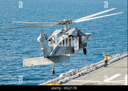 Ein MH-60 Seahawk mit Hubschrauber Meer bekämpfen Squadron 28 führt Flugbetrieb an Bord amphibischer Angriff Schiff der Wasp-Klasse USS Iwo Jima (LHD-7). Iwo Jima führt derzeit ARG MEU-Ex (Foto: U.S. Navy Masse Kommunikation Spezialist Seemann Shelby Tucker / veröffentlicht) USS Iwo Jima Flugdeck Operationen mit Hubschrauber Meer bekämpfen Squadron 28 Seahawk 140903-N-QM905-004 Stockfoto