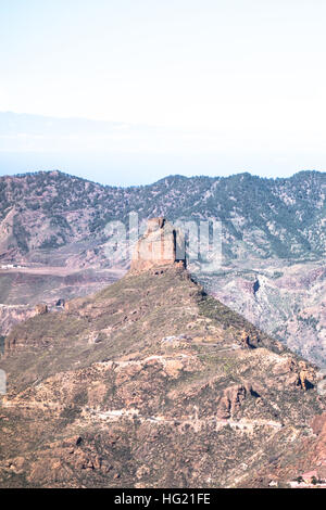 Blick auf den Roque Nublo Berg, eine der vulkanischen Felsen auf der Insel Gran Canaria, Kanarische Inseln, Spanien. Stockfoto