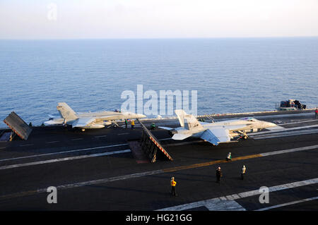 US-Segler bereiten eine F/A - 18C Hornet, links, zugewiesen Strike Fighter Squadron (VFA) 87 und eine F/A-18E Super Hornet Flugzeuge mit Strike Fighter Squadron (VFA) 31 für den Start aus dem Flugzeugträger USS George H.W. Bush (CVN-77) im Persischen Golf 16. September 2014. George H.W. Bush war im Gange, in den USA 5. Flotte Aufgabengebiet maritimer Sicherheitsoperationen und Theater Sicherheitsbemühungen Zusammenarbeit zu unterstützen. (Foto: U.S. Navy Mass Communication Specialist 3. Klasse Joshua Card/freigegeben) USS George H.W. Bush Operationen 140916-N-CZ979-263 Stockfoto