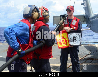 Maschinen Mechaniker 1. Klasse Jesse West Port Orchard, Washington, Mitglied der Schadensbegrenzung-Training-Team an Bord der Arleigh-Burke-Klasse geführte Flugkörper Zerstörer USS Sterett (DDG-104), simuliert eine Klasse Bravo Feuer während einer Air Crew Feuerwehr Übung. Sterett läuft im Rahmen der Carl Vinson Carrier Strike Group. Carl Vinson und seine eingeschifften Geschwader Carrier Air Wing 17, sind zum Einsatz in den USA 7. Flotte Einsatzgebiet Valiant Shield zu unterstützen. Valiant Shield ist eine nur in den USA Biennale Übung in der Beteiligung auf die Integration der gemeinsamen Ausbildung Amo konzentrieren wird Stockfoto