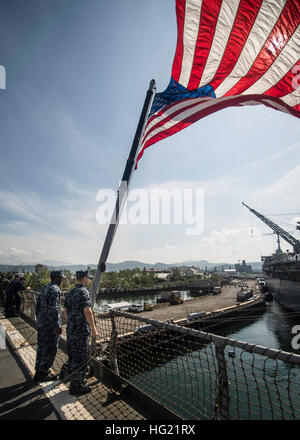 Logistikspezialist 3.Klasse von Cordele, Ga., links, und Logistik Spezialist Seemann Cory Schmitter aus Fort Myers, Florida, erhöhen die nationalen Fähnrich an Bord der amphibischen Dock Landungsschiff USS Germantown (LSD 42) nach des Schiffes Ankunft nach Subic Bay, Philippinen, für amphibische Landung Übung (PHIBLEX). PHIBLEX ist eine jährliche bilaterale Trainingsübung mit der Streitkräfte der Philippinen geführt. Germantown ist Teil der Peleliu Expeditionary Strike Group, unter dem Kommando von Rear Admiral Hugh Wetherald, und führt gemeinsame Streitkräfte Übungen in den USA 7. Flotte Aufgabengebiet. Stockfoto