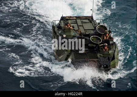 Marines, zugeordnet zu den 31. Marine Expeditionary Unit (MEU) bereiten Sie sich gut Deck des amphibischen Dock Landungsschiff USS Germantown (LSD 42) begeben. Germantown ist Teil der Peleliu Expeditionary Strike Group, unter dem Kommando von Rear Admiral Hugh Wetherald, und führt gemeinsame Streitkräfte Übungen in den USA 7. Flotte Aufgabengebiet. (Foto: U.S. Navy Masse Kommunikation Spezialist Seemann Patrick Dionne/freigegeben) USS Germantown Operationen 141009-N-XM324-143 Stockfoto