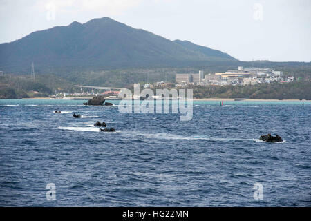 Amphibischer Angriff Fahrzeuge (AAV) zugewiesen, das 2. Bataillon, 9. Marines, Blue Kin Beach fahren, Okinawa für die amphibische dock Landungsschiff USS Germantown (LSD 42) während einer Ausrüstung auf der Laden für Übung Blue Chromit. Blaue Chromit ist eine amphibische Übung mit der 4. Marine Regiment und das 2. Bataillon, 9. Marines. Germantown ist Teil von der Peleliu amphibische bereit Gruppe (#PELARG14), unter dem Kommando von Captain Heidi Agle und führt gemeinsame Streitkräfte Übungen in den USA 7. Flotte Aufgabengebiet.  (U.S. Navy Photo by Massenkommunikation Spezialist 2.Klasse Stockfoto