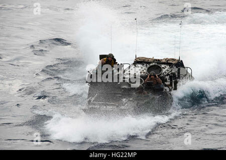 Eine Amphibious Assault Vehicle (AAV) zugewiesen, das 2. Bataillon, 9. Marines, Übung Blue Chromit, gut Deck des amphibischen Dock Landungsschiff USS Germantown (LSD 42) begeben Sie sich während einer Gerätelast vorbereiten. Blaue Chromit ist eine amphibische Übung mit der 4. Marine Regiment und das 2. Bataillon, 9. Marines. Germantown ist Teil von der Peleliu amphibische bereit Gruppe (#PELARG14), unter dem Kommando von Captain Heidi Agle und führt gemeinsame Streitkräfte Übungen in den USA 7. Flotte Aufgabengebiet.  (U.S. Navy Photo by Massenkommunikation Spezialist 2. Clas Stockfoto