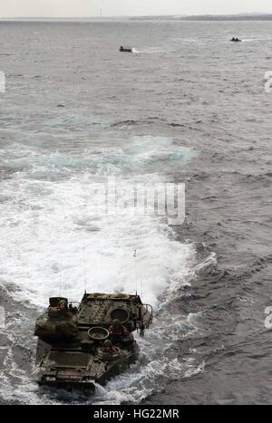 Amphibischen Angriff Fahrzeuge (AAV) zugewiesen, das 2. Bataillon, 9. Marines, Übung Blue Chromit, gut Deck des amphibischen Dock Landungsschiff USS Germantown (LSD 42) begeben Sie sich während einer Gerätelast vorbereiten. Blaue Chromit ist eine amphibische Übung mit der 4. Marine Regiment und das 2. Bataillon, 9. Marines. Germantown ist Teil von der Peleliu amphibische bereit Gruppe (#PELARG14), unter dem Kommando von Captain Heidi Agle und führt gemeinsame Streitkräfte Übungen in den USA 7. Flotte Aufgabengebiet.  (U.S. Navy Photo by Massenkommunikation Spezialist 2.Klasse Stockfoto