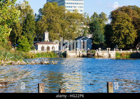 Italienischer Garten gesehen vom See im Hyde Park, London Stockfoto