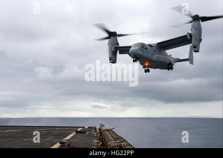 Ein MV-22 Osprey, zugewiesen, Marine Medium Tiltrotor Squadron (VMM) 265, bereitet sich bereits auf dem Flugdeck der amphibischen Dock Landungsschiff USS Germantown (LSD 42) während des Trainings blau Chromit landen. Blaue Chromit ist eine amphibische Übung mit der 4. Marine Regiment und das 2. Bataillon, 9. Marines. Germantown ist Teil von der Peleliu amphibische bereit Gruppe (#PELARG14), unter dem Kommando von Captain Heidi Agle und führt gemeinsame Streitkräfte Übungen in den USA 7. Flotte Aufgabengebiet.  (U.S. Navy Photo by Massenkommunikation Spezialist 2. Klasse Amanda R. Gray/freigegeben) UNS Stockfoto