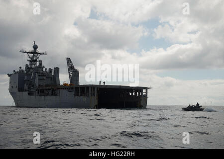 Ein amphibischer Angriff Fahrzeug (AAV), 2nd Battalion zugeordnet, 9. Marines bereitet sich auf gut Deck des amphibischen Dock Landungsschiff USS Germantown (LSD 42) während des Trainings blau Chromit eingeben. Blaue Chromit ist eine amphibische Übung mit der 4. Marine Regiment und das 2. Bataillon, 9. Marines. Germantown ist Teil von der Peleliu amphibische bereit Gruppe (#PELARG14), unter dem Kommando von Captain Heidi Agle und führt gemeinsame Streitkräfte Übungen in den USA 7. Flotte Aufgabengebiet. (Foto: U.S. Navy Mass Communication Specialist 2. Klasse Raul Moreno Jr./freigegeben) USS Stockfoto