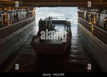 Landing Craft Utility (LCU) 1634, zugewiesen, Marine Beach Unit (NBU) 7, bereitet sich auf gut Deck des amphibischen Dock Landungsschiff USS Germantown (LSD 42) fahren. Germantown ist Teil von der Peleliu amphibische bereit Gruppe (#PELARG14), unter dem Kommando von Captain Heidi Agle und führt gemeinsame Streitkräfte Übungen in den USA 7. Flotte Aufgabengebiet.  (U.S. Navy Photo by Massenkommunikation Spezialist 2. Klasse Amanda R. Gray/freigegeben) USS Germantown Operationen 141104-N-UD469-014 Stockfoto