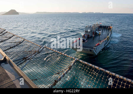 Landing Craft Utility (LCU) 1634, zugewiesen, Marine Beach Unit (NBU) 7, fährt gut Deck des amphibischen Dock Landungsschiff USS Germantown (LSD-42). Germantown ist Teil von der Peleliu amphibische bereit Gruppe (#PELARG14), unter dem Kommando von Captain Heidi Agle und führt gemeinsame Streitkräfte Übungen in den USA 7. Flotte Aufgabengebiet.  (U.S. Navy Photo by Massenkommunikation Spezialist 2. Klasse Amanda R. Gray/freigegeben) USS Germantown Operationen 141104-N-UD469-024 Stockfoto