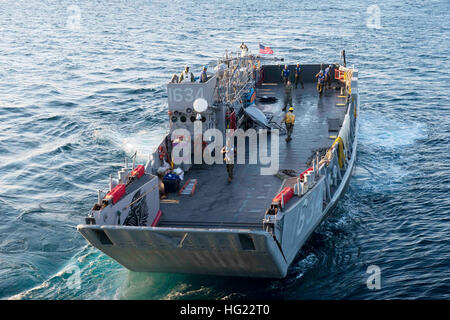 Landing Craft Utility (LCU) 1634, zugewiesen, Marine Beach Unit (NBU) 7, fährt gut Deck des amphibischen Dock Landungsschiff USS Germantown (LSD-42). Germantown ist Teil von der Peleliu amphibische bereit Gruppe (#PELARG14), unter dem Kommando von Captain Heidi Agle und führt gemeinsame Streitkräfte Übungen in den USA 7. Flotte Aufgabengebiet.  (U.S. Navy Photo by Massenkommunikation Spezialist 2. Klasse Amanda R. Gray/freigegeben) USS Germantown Operationen 141104-N-UD469-025 Stockfoto