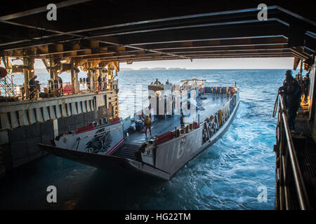 Landing Craft Utility (LCU) 1634, zugewiesen, Marine Beach Unit (NBU) 7, fährt gut Deck des amphibischen Dock Landungsschiff USS Germantown (LSD-42). Germantown ist Teil von der Peleliu amphibische bereit Gruppe (#PELARG14), unter dem Kommando von Captain Heidi Agle und führt gemeinsame Streitkräfte Übungen in den USA 7. Flotte Aufgabengebiet. (Foto: U.S. Navy Masse Kommunikation Spezialist Seemann Patrick Dionne/freigegeben) USS Germantown Operationen 141104-N-XM324-013 Stockfoto