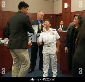 Rear Admiral Bette Bolivar, Kommandant der gemeinsamen Region Marianas gratuliert neu eingebürgert während einer Veterans Day Einbürgerung Zeremonie in der District Court in Hagatna Guam. 39 Männer und Frauen rezitiert den Eid der Treue zu den Vereinigten Staaten von Amerika und Staatsbürgerschaft bewilligt wurden. (US Navy Foto von JoAnna Delfin/freigegeben) Veterans Day 141110-N-TR604-057 Stockfoto