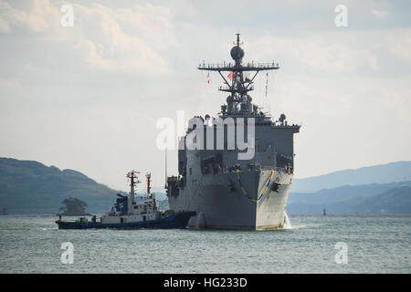 Amphibische Dock Landungsschiff USS Germantown (LSD-42) kehrt zum Befehlshaber Flotte Aktivitäten Sasebo (Aufgewendete) nach Abschluss ihrer Herbst-Patrouille. Germantown vorwärts in den USA bereitgestellt wird 7. Flotte Aufgabengebiet. (Foto: U.S. Navy Mass Communication Specialist 2. Klasse Raul Moreno Jr./freigegeben) USS Germantown Operationen 141114-N-LP801-002 Stockfoto