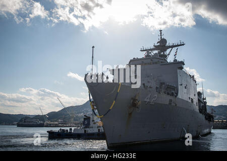 Amphibische Dock Landungsschiff USS Germantown (LSD-42) kehrt zum Befehlshaber Flotte Aktivitäten Sasebo (Aufgewendete) nach Abschluss ihrer Herbst-Patrouille. Germantown vorwärts in den USA bereitgestellt wird 7. Flotte Aufgabengebiet. (Foto: U.S. Navy Mass Communication Specialist 2. Klasse Raul Moreno Jr./freigegeben) USS Germantown Operationen 141114-N-LP801-029 Stockfoto