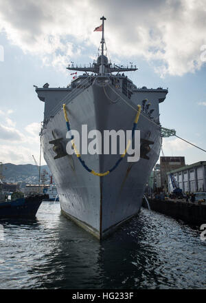 Amphibische Dock Landungsschiff USS Germantown (LSD-42) kehrt zum Befehlshaber Flotte Aktivitäten Sasebo (Aufgewendete) nach Abschluss ihrer Herbst-Patrouille. Germantown vorwärts in den USA bereitgestellt wird 7. Flotte Aufgabengebiet. (Foto: U.S. Navy Mass Communication Specialist 2. Klasse Raul Moreno Jr./freigegeben) USS Germantown Operationen 141114-N-LP801-050 Stockfoto