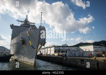 Amphibische Dock Landungsschiff USS Germantown (LSD-42) kehrt zum Befehlshaber Flotte Aktivitäten Sasebo (Aufgewendete) nach Abschluss ihrer Herbst-Patrouille. Germantown vorwärts in den USA bereitgestellt wird 7. Flotte Aufgabengebiet. (Foto: U.S. Navy Mass Communication Specialist 2. Klasse Raul Moreno Jr./freigegeben) USS Germantown Operationen 141114-N-LP801-052 Stockfoto