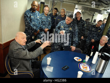 Veteranen des zweiten Weltkriegs Sebastian Amato mit USS Ingraham Kommandierender Offizier Commander Daniel Straub und des Schiffs spricht Offiziersmesse und Häuptlinge Durcheinander in der Offiziersmesse an Bord der Fregatte der Oliver-Hazard-Perry-Klasse. Amato war im Pazifik und nahm an den Schlachten von Iwo Jima und Golf von Leyte. (Foto: U.S. Navy Senior Chief Masse Kommunikation Spezialist Eric J. Harrison/freigegeben) Veteranen des zweiten Weltkriegs spricht für Besatzungsmitglieder der USS Ingraham 141126-N-AI901-121 Stockfoto