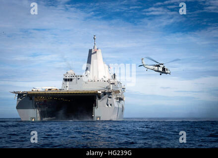 Ein MH60-S Seahawk Hubschrauber, Hubschrauber Meer bekämpfen Squadron (HSC) 8 zugewiesen startet von der amphibischen Transportschiff der Dock USS Anchorage (LPD 23) als Teil der Ausbildung auf See. Anchorage ist der erste Erkundung Testflug (EFT-1) für die NASA Orion-Programm beteiligt. EFT-1 ist die fünfte auf See Prüfung des Moduls Orion Crew eine Marine gut Deck-Recovery-Methode verwenden. (U.S. Navy Photo by Massenkommunikation Spezialist 1. Klasse Gary Keen/freigegeben) US Navy und der NASA Verbünde dich für Exploration Flugtest - 1 141203-N-OM642-070 Stockfoto