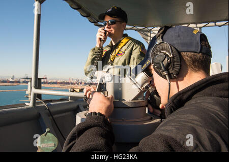 Lt. Christopher McDonald, Sterling, VA., Center, conns Whidbey-Island-Klasse amphibischen Dock-Landungsschiff USS Fort McHenry (LSD 43) beim Quartiermeister 2. Klasse Andrew Wilson bestimmt das Schiff des 3. Januar 2015 tragen. Fort McHenry, Bestandteil der Iwo Jima amphibisches bereit Group/24th Marine Expeditionary Unit, führt Marinebetriebe in den USA 6. Flotte Bereich der Maßnahmen zur Erhöhung der Sicherheit der Vereinigten Staaten in Europa interessiert. (Foto: U.S. Navy Mass Communication Specialist 3. Klasse Adam Austin/freigegeben) USS Fort McHenry fährt Valencia, Spanien 150103-N-DQ840-032 Stockfoto