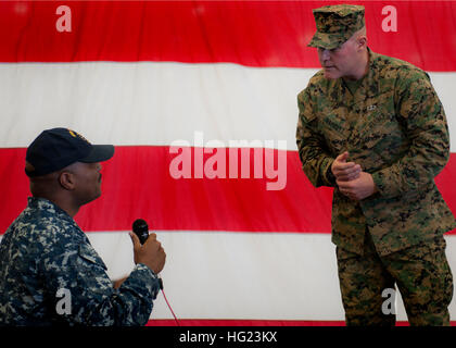 Sgt. Major der Marine Corps Micheal P. Barrett nimmt eine Frage von Chief Hospital Corpsman Gerald Lee während eines Anrufs alle Hände an Bord amphibischer Angriff Schiff USS America (LHA-6). Amerika ist das erste Schiff seiner Klasse und die vierte den Namen tragen. Das Schiff wird die Tarawa-Klasse der amphibischen Angriff Schiff wie die nächste Generation "groß-Deck" amphibischer Angriff Schiff und ist optimiert für die Luftfahrt und in der Lage, aktuelle und zukünftige Flugzeuge wie die MV-22 Osprey und F-35 b Joint Strike Fighter ersetzt. (Foto: U.S. Navy Mass Communication Specialist 1. Klasse Vladimir Ramos/Releas Stockfoto