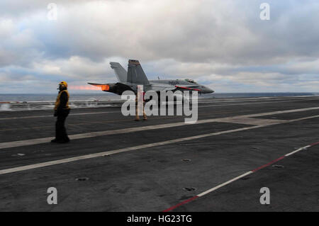 Eine F/A - 18C Hornet, die Blitze der Marine Strike Fighter Angriff Squadron (VMFA) 251 startet aus dem Flugdeck des Flugzeugträgers USS Theodore Roosevelt (CVN) 71 zugeordnet. Theodore Roosevelt beteiligt im Gange einer zusammengesetzten Übung der Einheit (COMPTUEX), sich die tests der Theodore Roosevelt Carrier Strike Group Reaktionsfähigkeit effektiv zu realen Szenarios und als integrierte Einheit durchführen. (Foto: U.S. Navy Masse Kommunikation Spezialist Seemann Anthony Hopkins II/freigegeben) USS Theodor Roosevelt Operationen 150114-N-ZZ999-134 Stockfoto