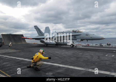 Eine F/A - 18C Hornet zugeordnet die Thunderbolts von Marine Strike Fighter Attack Squadron (VMFA) 251 bereitet sich auf das Flugdeck des Flugzeugträgers USS Theodore Roosevelt (CVN-71) starten. Theodore Roosevelt beteiligt im Gange sich an einer zusammengesetzten Übung der Einheit zum Testen der Theodore Roosevelt Carrier Strike Group Reaktionsfähigkeit effektiv zu realen Szenarios und als integrierte Einheit durchführen. (Foto: U.S. Navy Masse Kommunikation Spezialist Seemann Anthony Hopkins II/freigegeben) USS Theodore Roosevelt Operationen 150115-N-ZZ999-138 Stockfoto