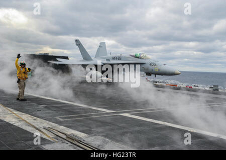 Eine F/A - 18C Hornet zugeordnet die Thunderbolts von Marine Strike Fighter Attack Squadron (VMFA) 251 bereitet sich auf das Flugdeck des Flugzeugträgers USS Theodore Roosevelt (CVN-71) starten. Theodore Roosevelt beteiligt im Gange einer zusammengesetzten Übung der Einheit (COMPTUEX), sich die tests der Theodore Roosevelt Carrier Strike Group Reaktionsfähigkeit effektiv zu realen Szenarios und als integrierte Einheit durchführen. (Foto: U.S. Navy Masse Kommunikation Spezialist Seemann Anthony Hopkins II/freigegeben) USS Theodore Roosevelt Operationen 150115-N-ZZ999-181 Stockfoto