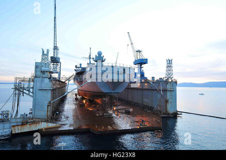 150119-N-VY489-136 RIJEKA, Kroatien (19. Januar 2015) Mechanik aus der Viktor Lenac Werft beginnen auf dem 6TH US Flotte Kommando- und Schiff USS Mount Whitney (LCC-20) arbeiten, wie es die Trockendock-Prozess und den Wiederaufbau in Rijeka, Kroatien beginnt. (Foto: U.S. Navy Mass Communication Specialist 2. Klasse Mike Wright/freigegeben) USS Mount Whitney (LCC-20) im schwimmenden Trockendock in Rijeka im Januar 2015 Stockfoto