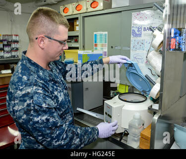 Hospital Corpsman Jonathan Trotti, gebürtig aus Orange, Texas, stellt eine Blutprobe in einer Zentrifuge, roten Blutkörperchen von Plasma in der medizinischen Abteilung des Flugzeugträgers USS Ronald Reagan (CVN-76) zu trennen.  Reagan ist in San Diego Gridley und durchläuft eine geplante inkrementelle Verfügbarkeit (PIA) Mindestreserve-Erfüllungsperiode im Naval Base Coronado. (Foto: U.S. Navy Mass Communication Specialist 3. Klasse Timothy Schumaker/freigegeben) USS Ronald Reagan Operationen 150130-N-UK306-017 Stockfoto