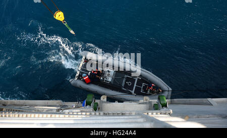 150207-N-RB579-096 Atlantik (7. Februar 2015) US Seeleute, Küste Gardisten und Zivildienst Seeleute bereiten für kleines Boot Operationen auf das Military Sealift Command gemeinsame High-Speed-Schiff USNS Speerspitze (JHSV 1) 7. Februar 2015. Speerspitze ist auf eine geplante Bereitstellung in die USA 6. Flotte Einsatzgebiet zur Unterstützung der internationalen Zusammenarbeit Kapazitäten Programm Afrika Partnerschaft Station. (Foto: U.S. Navy Mass Communication Specialist 1. Klasse Joshua Davies/freigegeben) USNS Speerspitze (JHSV-1) 150207-N-RB579-096 Stockfoto