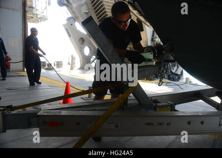 150207-N-RB579-041 Atlantik (7. Februar 2015) US Navy Matrosen, Operationen Küstenwache Personal und Zivildienst Seeleute kleines Boot an Bord der Military Sealift Command gemeinsame High-Speed-Schiff USNS Speerspitze (JHSV 1) 7. Februar 2015. Speerspitze ist auf eine geplante Bereitstellung in die USA 6. Flotte Einsatzgebiet zur Unterstützung der internationalen Zusammenarbeit Kapazitäten Programm Afrika Partnerschaft Station. (Foto: U.S. Navy Mass Communication Specialist 1. Klasse Joshua Davies/freigegeben) USNS Speerspitze Operationen 150207-N-RB579-041 Stockfoto