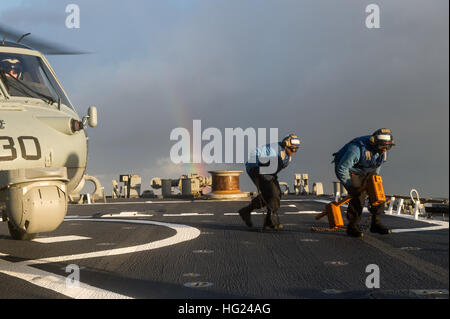 150208-N-JN664-155 Mittelmeer (8. Februar 2015) Boatswain Mate Seemann Lorenzo Thomas aus Chicago, verließ und Seaman Andre Primeux aus Crenshaw, Kalifornien, zu entfernen, die Keile und Ketten aus einem ein MH-60 Seahawk Hubschrauber gehören zu den Drachen Wale der Hubschrauber Meer bekämpfen Squadron (HSC) 28 während eines Fluges Viertel Evolution an Bord USS Donald Cook (DDG-75) 8. Februar 2015. Donald Cook, ein Zerstörer der Arleigh-Burke-Klasse-geführte Flugkörper in Rota, Spanien, nach vorne bereitgestellt führt Marinebetriebe in den USA 6. Flotte Bereich der Maßnahmen zur Erhöhung der Sicherheit der Vereinigten Staaten interessiert ich Stockfoto