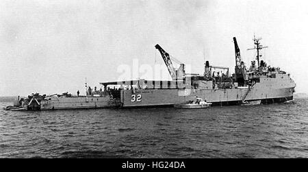 USS Spiegel Grove (LSD-32) mit Landungsboote 1971 Stockfoto