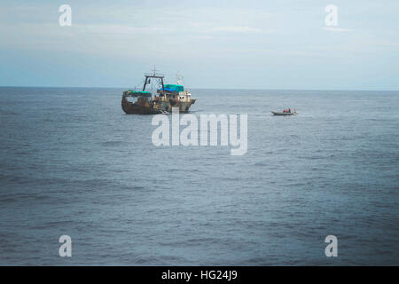 150219-N-RB579-081 Atlantik (19. Februar 2015) US-Coast Guard Maritime Law Enforcement Spezialisten, US Navy Matrosen und ghanaischen Soldat innen eingeschifft auf Military Sealift Command gemeinsame High-Speed-Schiff USNS Speerspitze (JHSV 1) ziehen neben einem Fischerboot zu Besuch, Board, Durchsuchung und Beschlagnahme Operationen im Rahmen der Maritime Law Enforcement Partnerschaft zwischen Afrika, 19. Februar 2015 durchzuführen. Speerspitze ist auf eine geplante Bereitstellung in die USA 6. Flotte Einsatzgebiet zur Unterstützung der internationalen Zusammenarbeit Kapazitäten Programm Afrika Partnerschaft Station. (US Navy Foto Stockfoto