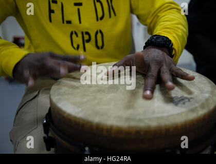 Pazifischen Ozean (25. Februar 2015) – Chief Aviation Boatswain's Mate (Handling) Nnamdi Emonogu, ein Nigeria stammende spielt die Djembe, einer der bekanntesten Instrumente Westafrikas, während einer Zeremonie, schwarzer Geschichte Monat an Bord amphibische statt Schiff USS America (LHA-6). Amerika führt derzeit maritime Ausbildung Operationen vor der Küste von Kalifornien. Das Schiff ist der erste seiner Klasse und ist optimiert für die Marinekorps-Luftfahrt. (Foto: U.S. Navy Mass Communication Specialist 2. Klasse Jonathan A. Colon / veröffentlicht) USS America %% E2 %% 80 %% 99s Black History Month Feier 150225-N-FR671-152 Stockfoto