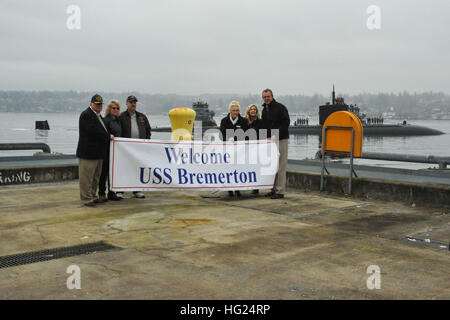 Die USS Bremerton (SSN 698), ein U-Boot der Los Angeles-Klasse, kehrt für einen namensgebenden Besuch nach Bremerton zurück und erreicht vor dem Festmachen den Pier Delta auf der Marinebasis Kitsap-Bremerton. Stockfoto