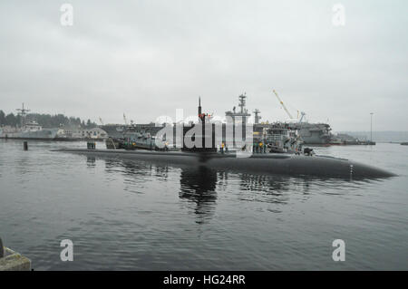 Die USS Bremerton (SSN 698), ein U-Boot der Los Angeles-Klasse, kehrt zur Marinebasis Kitsap-Bremerton zurück, um dort den Namen zu erhalten und vor dem Anlegen zum Pier Delta zu manövrieren. Stockfoto