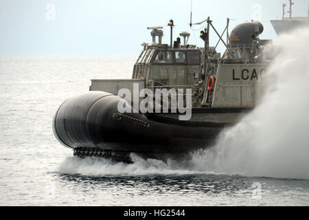 150305-N-BB534-242 OKINAWA, Japan (5. März 2015) Landing Craft Luftkissen (STERNS) 9 zugewiesen, Marine Beach Unit (NBU) 7 Ansätze der vorwärts bereitgestellten amphibische Dock Transportschiff USS Green Bay (LPD-20).  Green Bay ist der Austausch der stillgelegten Austin-Klasse amphibischen Dock Transportschiff USS Denver (LPD-9), zuvor vorwärts nach Sasebo, bereitgestellt und amphibische Präsenz in den USA verbessern wird 7. Flotte als Bestandteil der US-Marine Langstrecken Plan, am meisten fortgeschrittene und in der Lage, Einheiten an der Asien-Pazifik-Region zu senden. (Foto: U.S. Navy Mass Communication Specialist 1. Klasse Elizabeth Stockfoto