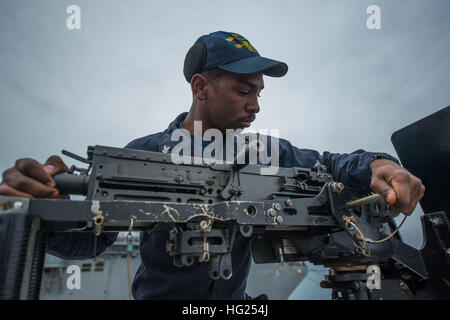 150305-N-EI510-230 OKINAWA, Japan (5. März 2015) Gunner Mate 3. Klasse Vincent Burt Reittiere ein Kaliber.50 Maschinengewehr auf dem vorwärts bereitgestellten amphibious Transport Dock Schiff USS Green Bay (LPD-20).  Green Bay ist der Austausch der stillgelegten Austin-Klasse amphibischen Dock Transportschiff USS Denver (LPD-9), zuvor vorwärts nach Sasebo, bereitgestellt und amphibische Präsenz in den USA verbessern wird 7. Flotte als Bestandteil der US-Marine Langstrecken Plan, am meisten fortgeschrittene und in der Lage, Einheiten an der Asien-Pazifik-Region zu senden. (Foto: U.S. Navy Mass Communication Specialist 3. Klasse Scott Barnes/Rel Stockfoto