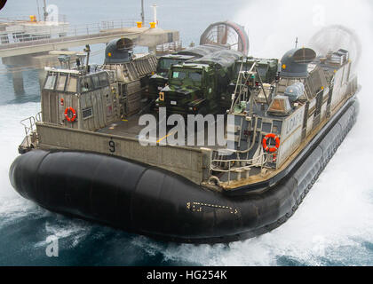 150305-N-EI510-237 OKINAWA, Japan (5. März 2015) Landing Craft Luftkissen (STERNS) 9 zugewiesen, Marine Beach Unit (NBU) 7 Ansätze der vorwärts bereitgestellten amphibische Dock Transportschiff USS Green Bay (LPD-20).  Green Bay ist der Austausch der stillgelegten Austin-Klasse amphibischen Dock Transportschiff USS Denver (LPD-9), zuvor vorwärts nach Sasebo, bereitgestellt und amphibische Präsenz in den USA verbessern wird 7. Flotte als Bestandteil der US-Marine Langstrecken Plan, am meisten fortgeschrittene und in der Lage, Einheiten an der Asien-Pazifik-Region zu senden. (Foto: U.S. Navy Mass Communication Specialist 3. Klasse Scott Barn Stockfoto