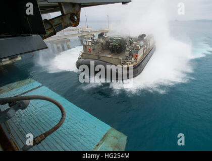 150305-N-EI510-278 OKINAWA, Japan (5. März 2015) Landing Craft Luftkissen (STERNS) 9 zugewiesen, Marine Beach Unit (NBU) 7 Ansätze der vorwärts bereitgestellten amphibische Dock Transportschiff USS Green Bay (LPD-20).  Green Bay ist der Austausch der stillgelegten Austin-Klasse amphibischen Dock Transportschiff USS Denver (LPD-9), zuvor vorwärts nach Sasebo, bereitgestellt und amphibische Präsenz in den USA verbessern wird 7. Flotte als Bestandteil der US-Marine Langstrecken Plan, am meisten fortgeschrittene und in der Lage, Einheiten an der Asien-Pazifik-Region zu senden. (Foto: U.S. Navy Mass Communication Specialist 3. Klasse Scott Barn Stockfoto