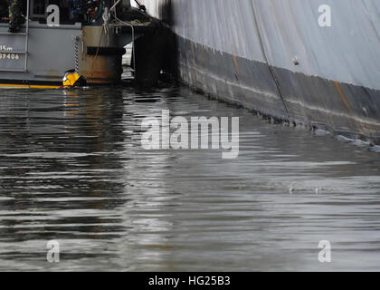 150310-N-FI568-001 NORFOLK (10. März 2014) – bereitet ein Navy Diver, Mid-Atlantic Regional Maintenance Center Dive Team Bravo zugewiesen aquatische Trümmer die verstopften Düsen auf dem Flugzeugträger der Nimitz-Klasse USS Theodore Roosevelt (CVN-71) reinigen. TR und seine Matrosen bereiten in Gang kommen Geschäfte in der US-Marine 5. und 6. Flotte Bereichen Verantwortung maritimer Sicherheitsoperationen in internationalen Gewässern auf der ganzen Welt zu unterstützen. (Foto: U.S. Navy Mass Communication Specialist 3. Klasse Taylor L. Jackson) USS Theodore Roosevelt Operationen 150310-N-FI568-02 Stockfoto